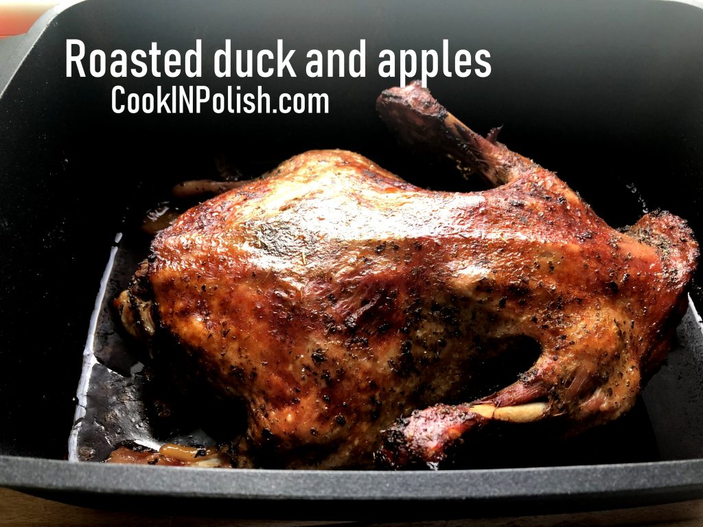Roast duck and apples in the baking dish.
