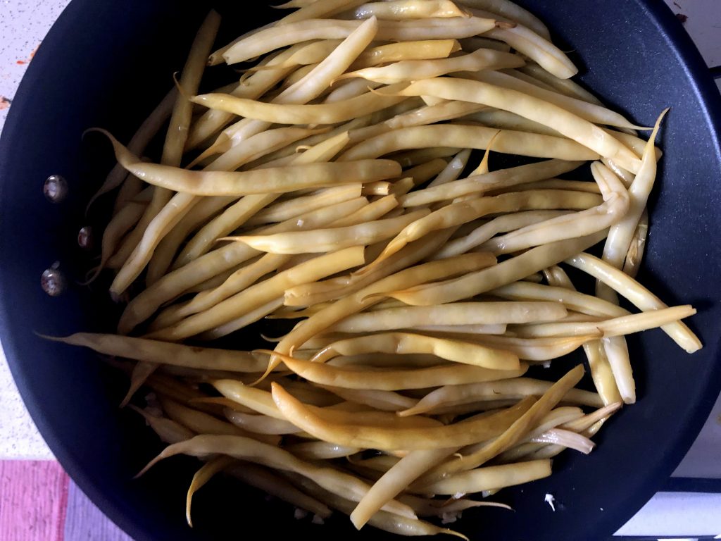 String beans on the frying pan