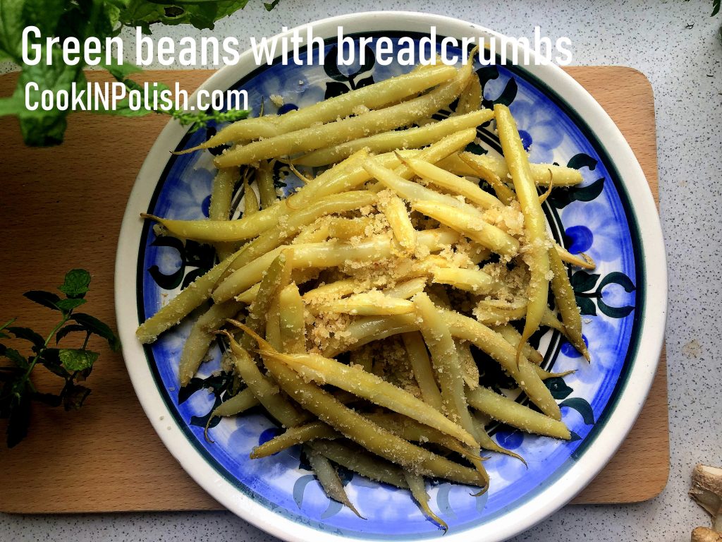 String beans with breadcrumbs served on the plate