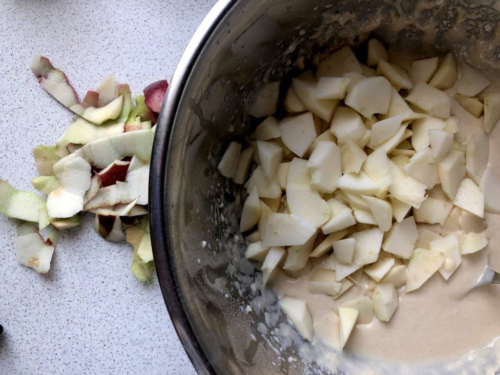 The dough with cut apples