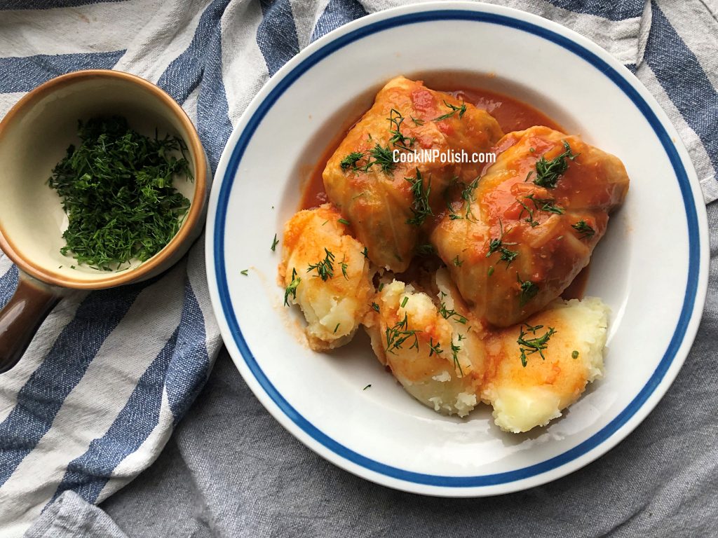 gołąbki classic served on the plate