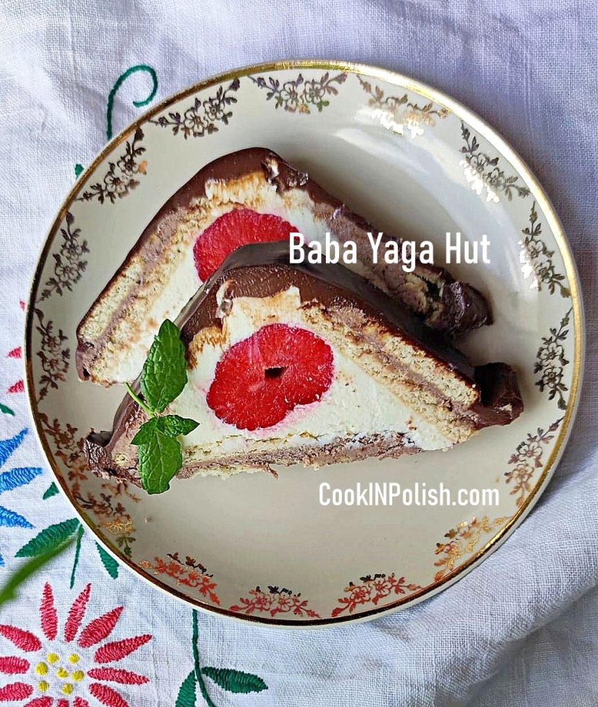 Hut of Baba Yaga cake served
