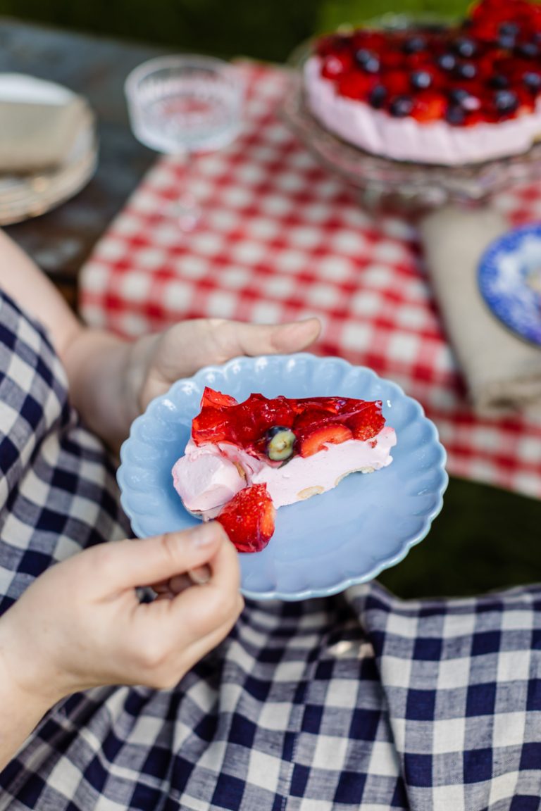 Cold Cheesecake with Strawberries